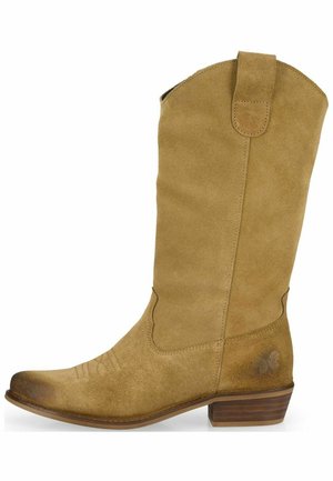 Tan suedewesternlaars met een spitse neus, een schacht van gemiddelde hoogte, decoratieve stiksels en een lage gestapelde hak. Voorzien van een lus voor gemakkelijke aan- en uittrekking.