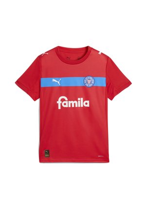 Rode voetbalshirt van ademend materiaal, met een blauwe horizontale streep en het "famila" logo en Puma merk op de borst.