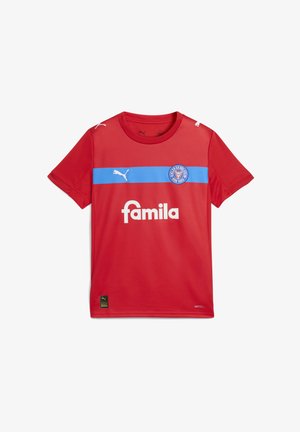 Röd fotbollsdräkt i andningsaktivt material, med ett blått horisontellt streck samt "famila"-logotyp och Puma-logotyp på bröstet.
