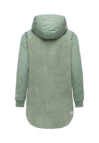 Grön jacka med en quiltad axeldesign och mjuk, texturerad fleecebak. Har en huva, ribbade ärmslut och en logotyp i fållen.