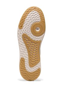 Bílá a světloměděná gumová podrážka boty s texturovaným vzorem a cylindrickým akcentem. Značná gripy a detail loga poblíž paty.