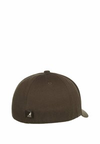 Cappello marrone aderente con corona arrotondata, visiera piatta e etichetta con logo Kangol sul retro. Realizzato in tessuto testurizzato, superficie liscia.