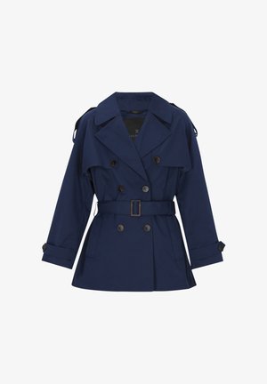 Tengerészkék ballonkabát dupla soros gombokkal, öves derékkal, széles hajtókákkal és mandzsettás ujjakal. Simább, vízlepergető anyagból készült.