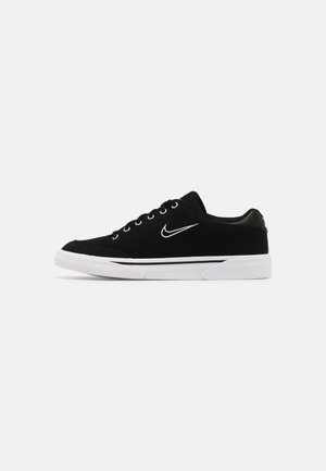 - Sneakersy niskie