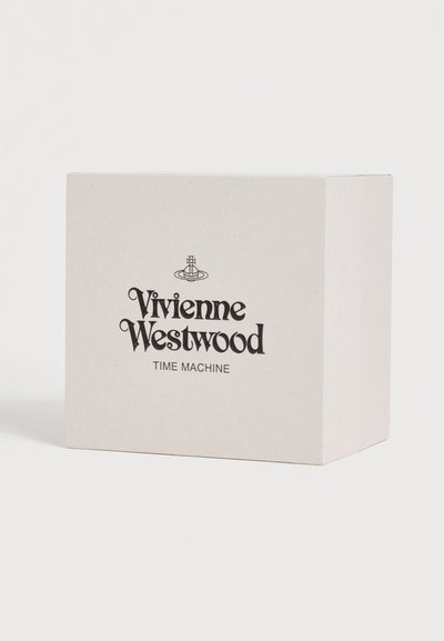 Λευκό ορθογώνιο κουτί με μαύρο λογότυπο Vivienne Westwood και το κείμενο "TIME MACHINE" στο κέντρο της μπροστινής πλευράς.