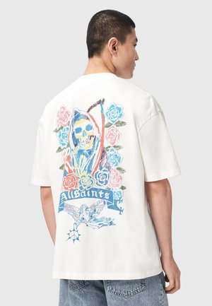 Mand iført hvid T-shirt med farverigt motiv af et skelet i hætte, omgivet af roser og en engel, tekst "AllSaints" på ryggen.