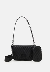 Borsa a tracolla in ecopelle nera trapuntata con catena e pochette mini staccabile. Presenta un motivo a zigzag e dettagli metallici.
