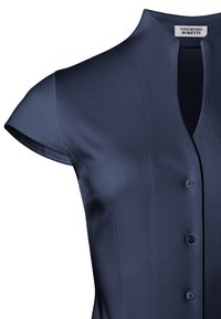 Abito blu navy con colletto alla mandarino, maniche corte e cinque bottoni sul davanti. Il tessuto sembra liscio con una leggera lucentezza.