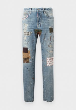 Φωτεινά μπλε τζιν από denim με πολλαπλές υφασμάτινες μπαλώματα, φθαρμένες περιοχές, σταγονίτσες μπογιάς και κλασικό σχεδιασμό με πέντε τσέπες.