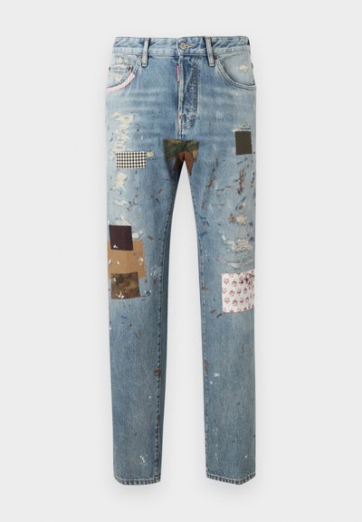 Φωτεινά μπλε τζιν από denim με πολλαπλές υφασμάτινες μπαλώματα, φθαρμένες περιοχές, σταγονίτσες μπογιάς και κλασικό σχεδιασμό με πέντε τσέπες.