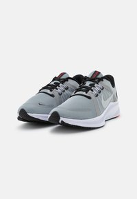 Nike Performance QUEST 4 - Väglöparskor - light smoke grey/black/siren red/white