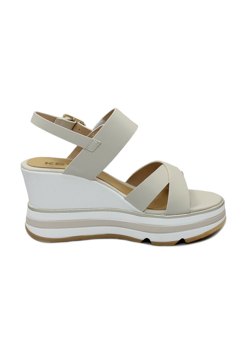 Wedge sandalen met een beige synthetisch bovenwerk, verstelbare enkelband, kruislings voorbandjes en een witte gelaagde platformzool.