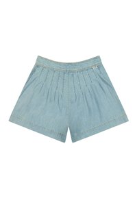 Ανοιχτό μπλε τζιν σορτς με ψηλή μέση, πιέτες στο μπροστινό μέρος και φαρδιά ανοίγματα ποδιών, τοποθετημένα επίπεδα σε λευκό φόντο.