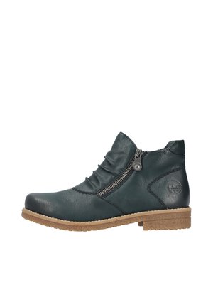 Teal leren enkelboots met een ronde neus, een zijrits, gerimpeld detail en een gestructureerde bruine zool. Plat hakontwerp voor stabiliteit.