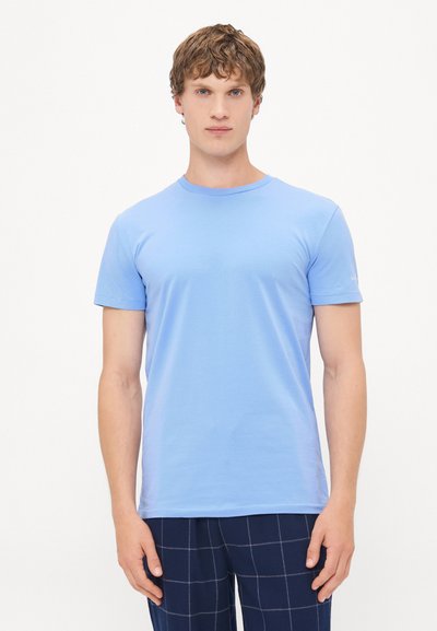 T-shirt azzurro chiaro a maniche corte, design a girocollo, texture liscia, abbinato a pantaloni del pigiama a quadri blu navy.
