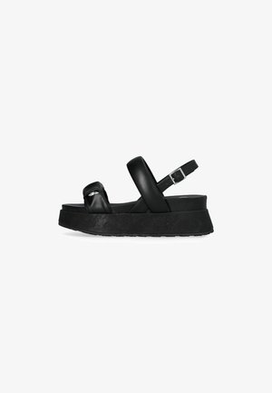 Sandali con piattaforma neri che presentano una parte superiore in pelle liscia, hardware con cinturino regolabile e una suola in gomma testurizzata per grip e durata.