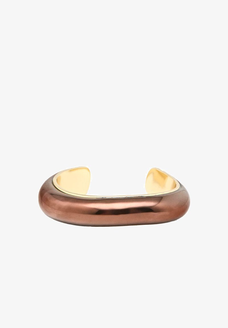 Bracelet manchette large et lisse avec extérieur en bronze poli et intérieur contrastant en or, ouvert aux extrémités pour un ajustement réglable.
