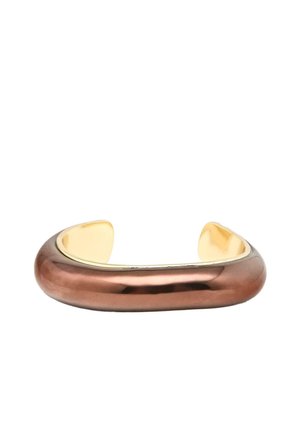 Ampio bracciale a polsino liscio con esterno in bronzo lucidato e interno in oro a contrasto, aperto alle estremità per una vestibilità regolabile.
