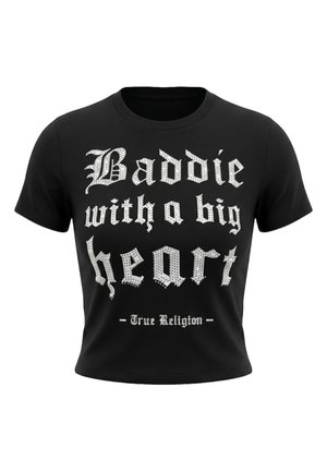 Schwarzes kurzärmeliges Crop-Top mit weißem gotischem Text „Baddie with a big heart“ und kleinerem Schriftzug „True Religion“ darunter.