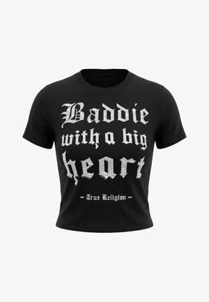Schwarzes kurzärmeliges Crop-Top mit weißem gotischem Text „Baddie with a big heart“ und kleinerem Schriftzug „True Religion“ darunter.