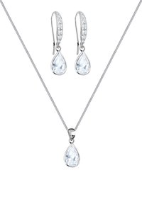 Collana d'argento con pendente a goccia e orecchini abbinati, entrambi con pietre chiare e sfaccettate. Design elegante con una leggera scintillio.