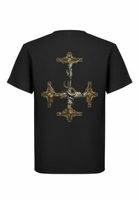 Camiseta negra con un gráfico central de serpientes entrelazadas y cruces en tonos dorados y plateados, con detalles intrincados.
