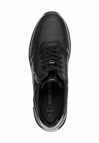 Baskets noires avec une tige texturée, un bout rond, un design à lacets, une fermeture éclair sur le côté et des accents brillants. Étiquette de taille visible à l'intérieur.