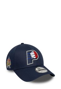 Cappello navy con un grande logo ricamato "P" che presenta un pallone da basket, e un logo laterale che recita "Parigi" con un design di pallone da basket.