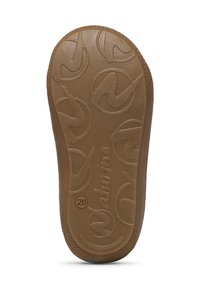 Braune Gummisohle mit einer strukturierten Oberfläche und kreisförmigen Mustern sowie dem eingravierten Markennamen "Natúrino" in der Nähe des Randes.