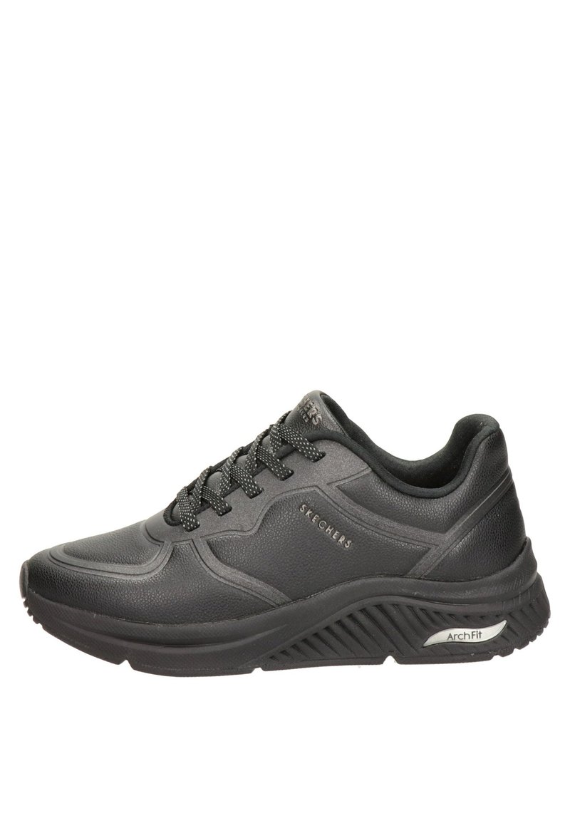 Sneaker sportivo nero con tomaia in pelle testurizzata, colletto imbottito, design con lacci e tacco imbottito con marchio "ArchFit".