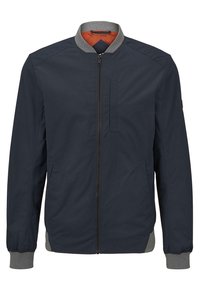 Námornický bombardér s šedým žebrovaným límcem, zipovým zapínáním a bočními kapsami. Disponuje kontrastní oranžovou podšívkou. Hladký materiál.