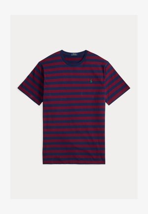 T-shirt de manga curta com decote redondo, apresentando riscas horizontais em azul marinho e bordeaux, e um pequeno logótipo bordado em verde no lado esquerdo do peito.