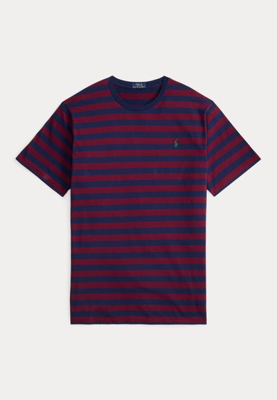 T-shirt κοντομάνικος με λαιμόκοψη τύπου crew σε ναυτική μπλε και μπορντό οριζόντιες ρίγες, με μικρό κεντητό λογότυπο σε πράσινο χρώμα στην αριστερή πλευρά του στήθους.