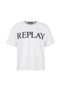 Bílá bavlněná tričko s krátkým rukávem, s výrazným černým textem "REPLAY" přes hruď. Klasický kulatý výstřih, volný střih.