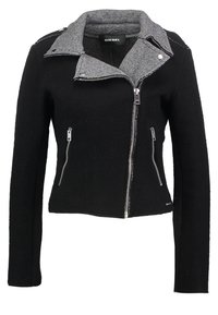 Svart kort jacka i strukturerat tyg, med grå krage, silverfärgade blixtlås och två sidofickor. Klassisk motorcykeldesign.