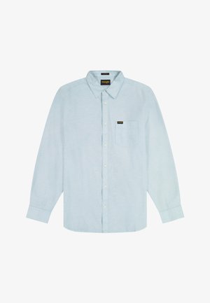 Hellblaues, langärmliges Hemd mit Knöpfen, Kragen und Brusttasche, die einen kleinen Wrangler-Logo-Patch zeigt, flach auf weißem Hintergrund gelegt.