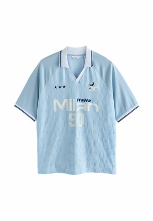 Jasnoniebieska koszulka polo z krótkim rękawem, białym kołnierzykiem, granatowymi paskami, napisem "Milan 90", trzema czarnymi gwiazdami oraz emblematem gwiazdy z przodu.