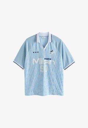 Lyseblå kortærmet polo med hvid krave, navy-striber, teksten "Milan 90", tre sorte stjerner og stjerneemblem foran.