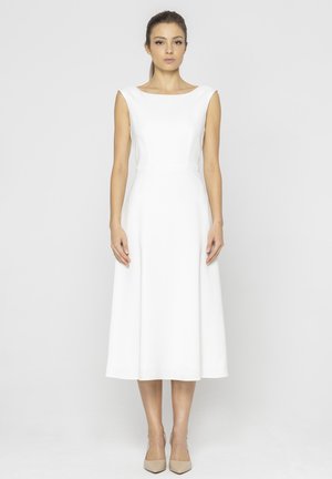 Biała bezrękawnikowa sukienka z okrągłym dekoltem, midi długości, gładkiego materiału, z dopasowaną górą i rozkloszowaną spódnicą.