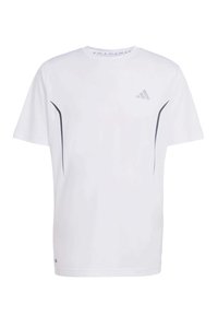 Witte sport t-shirt gemaakt van gladde stof. Heeft grijze accenten aan de zijkanten en een klein logo op de borst. Korte mouwen.