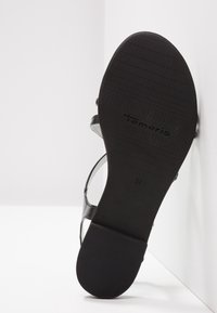 Semelle noire d'une sandale Tamaris pour femme, taille 37, avec un talon bas et un dessous texturé pour une meilleure adhérence.