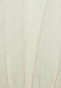 Tessuto testurizzato di colore avorio con una leggera lucentezza. Presenta linee verticali morbide e una finitura liscia. Ideale per applicazioni di tende o tappezzeria.