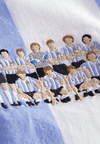 Geprinte afbeelding met verschillende figuren in blauw-witte gestreepte outfits, met gedetailleerde stitching en verschillende kleuren.