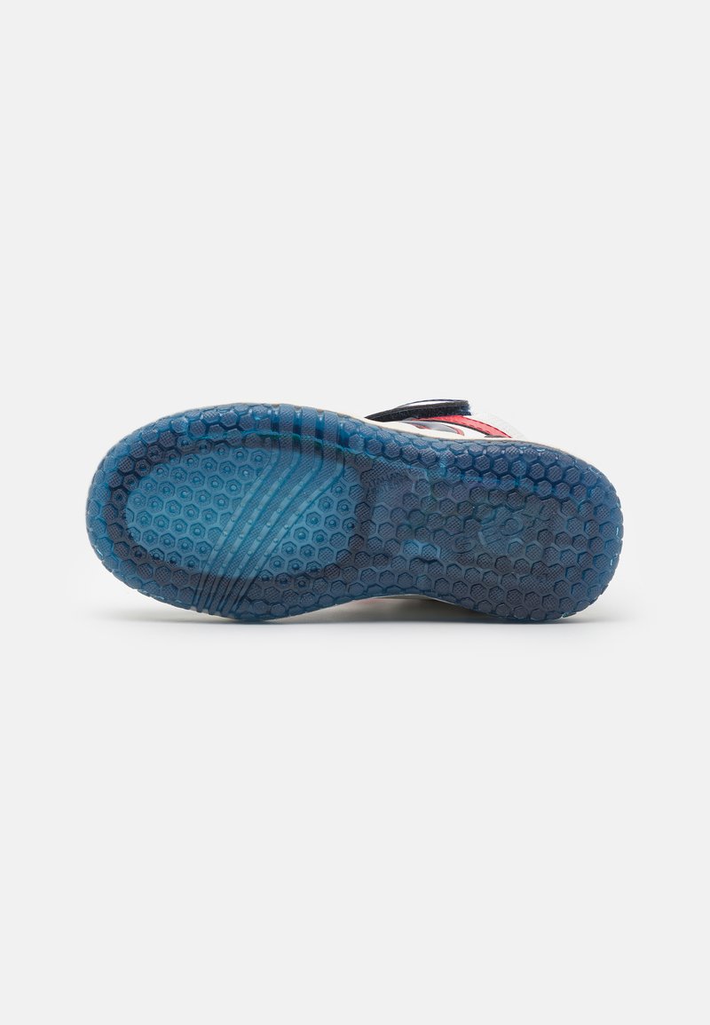 Blauer Gummischuhsohlen mit einem strukturierten sechseckigen Muster, das Rillen für Traktion und eine glatte Kante aufweist.