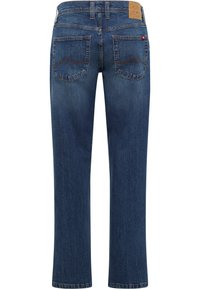Jean en denim bleu foncé avec une jambe droite, comportant deux poches arrière avec un design de couture ondulée et une étiquette de marque sur la ceinture.