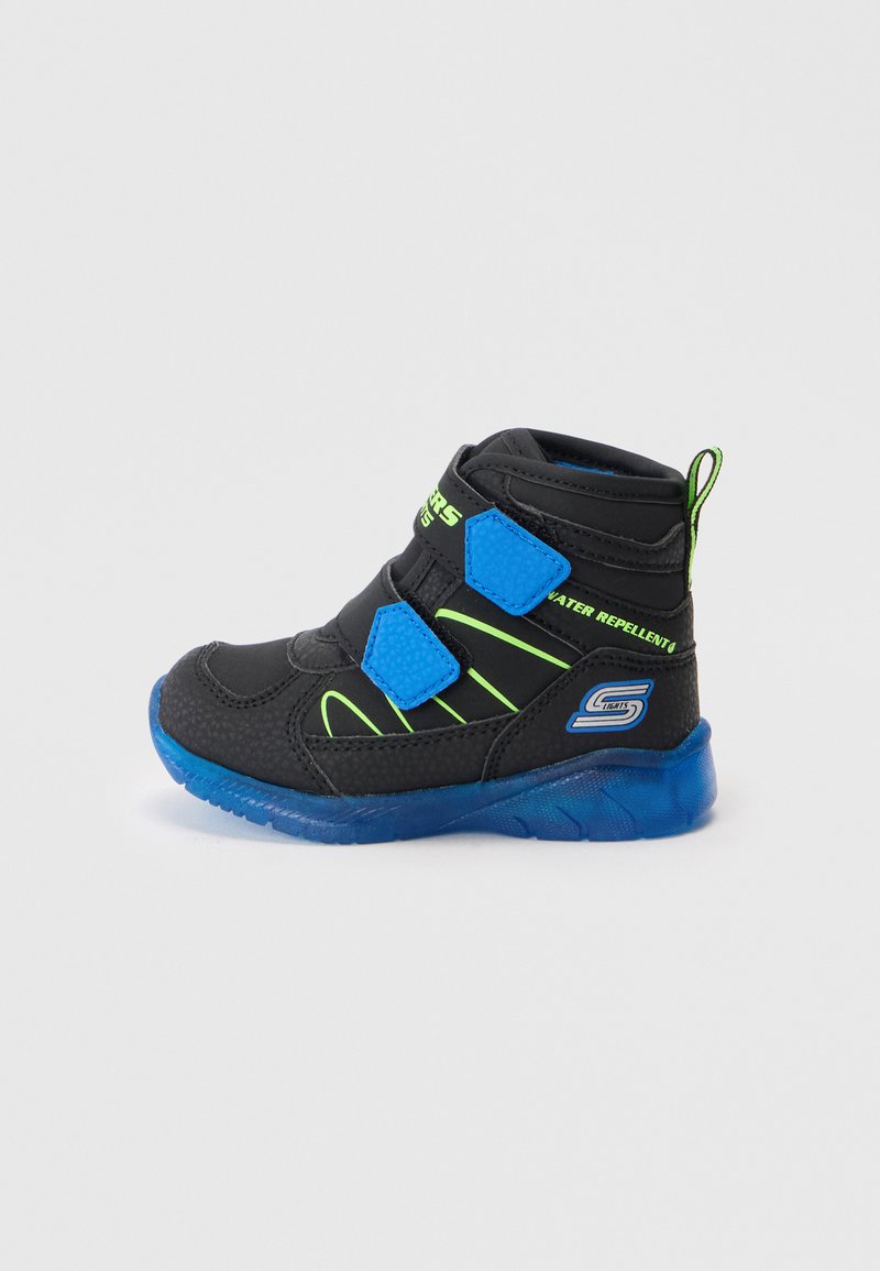 Sneaker de criança preto e azul com detalhes em verde néon, duas tiras azuis com fecho de contacto e uma sola azul translúcida.