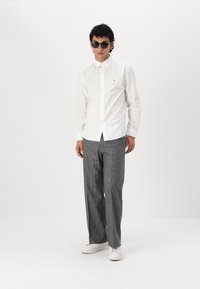 Tommy Hilfiger CORE FLEX SOLID SHIRT - Skjorter - white