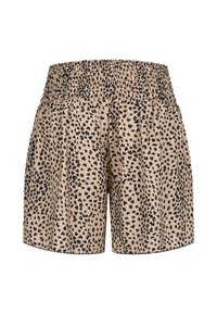 Short beige avec des taches de léopard noires irrégulières, avec une large ceinture élastique smockée et des jambes amples et fluides.