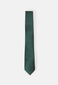 Cravate vert foncé avec un motif côtelé texturé, de forme étroite et à pointe; fabriquée en tissu lisse.