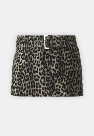 Δερμάτινη φούστα με λεοπάρ σχέδιο, με ζώνη στη μέση και ασημένιο κούμπωμα, μπροστινές τσέπες και ίσια τελειώματα.
